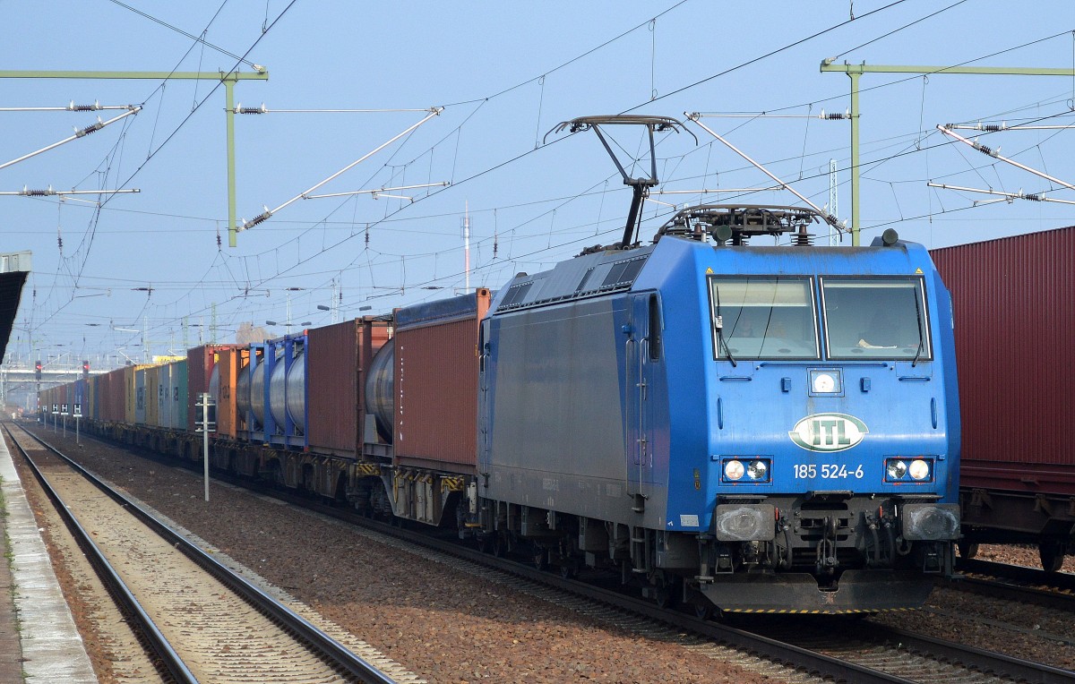 ITL 185 524-6 mit Containerzug am 29.10.15 Durchfahrt Bhf. Flughafen Berlin-Schönefeld.