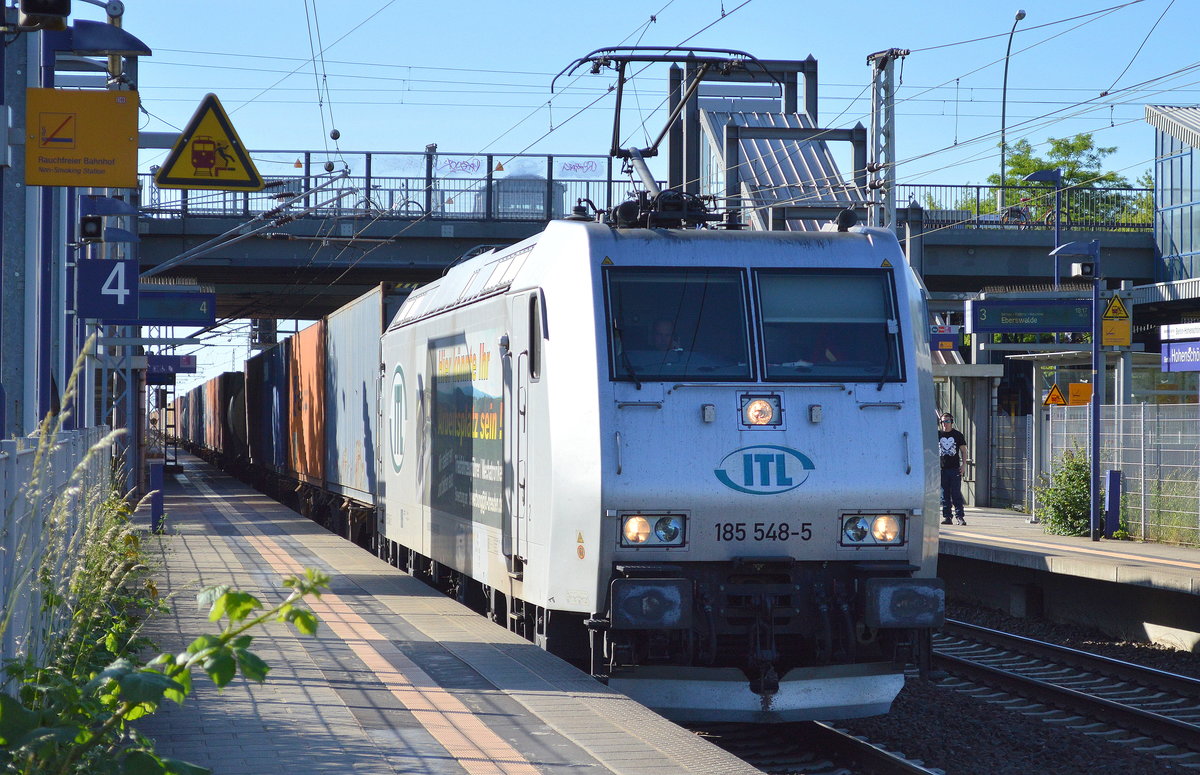 ITL 185 548-5 mit Kesselwagenzug, hintendran noch die Captrain/ITL 185 598-0 am 01.06.17 Bf. Berlin-Hohenschönhausen.