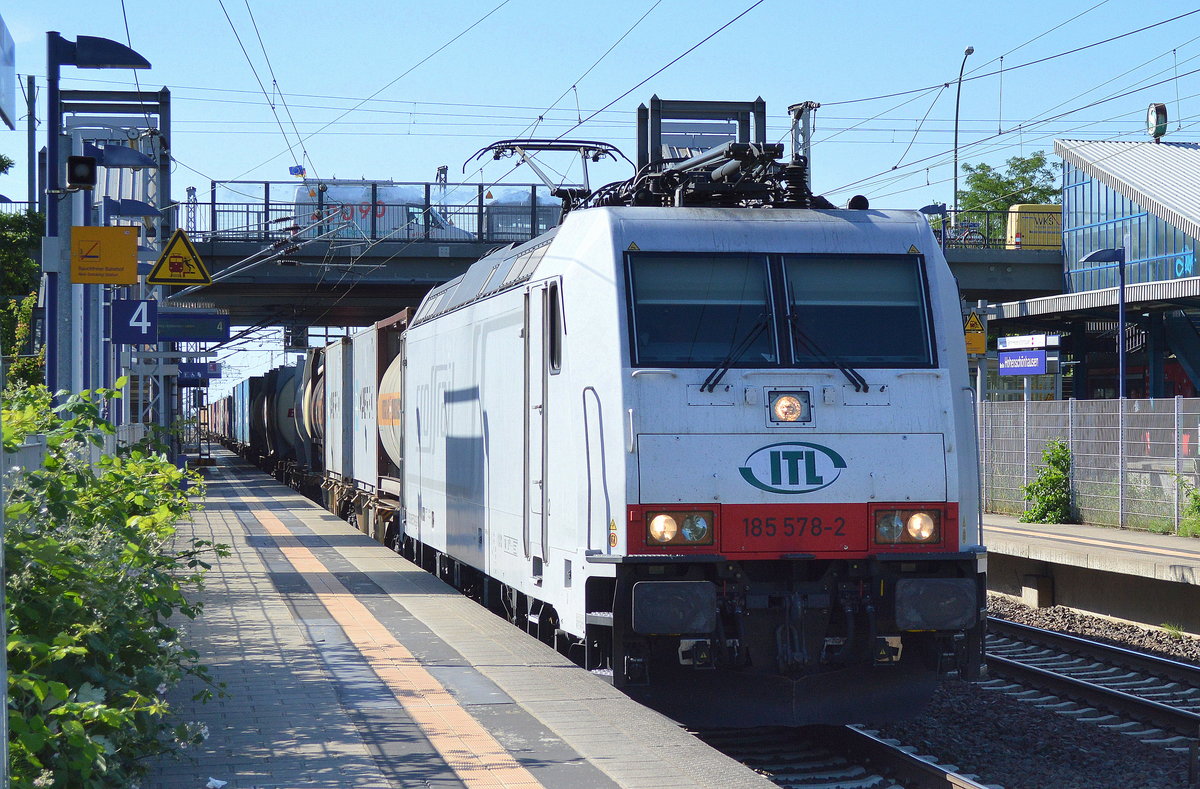 ITL 185 578-2 mit Containerzug am 07.06.16 Berlin Hohenschönhausen.