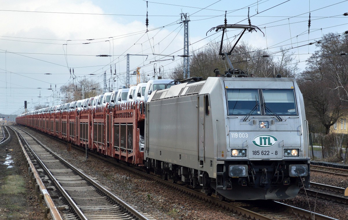 ITL 185 622-8 mit PKW-Transportzug (VW-Fahrzeuge) am 25.02.16 Berlin-Hirschgarten.