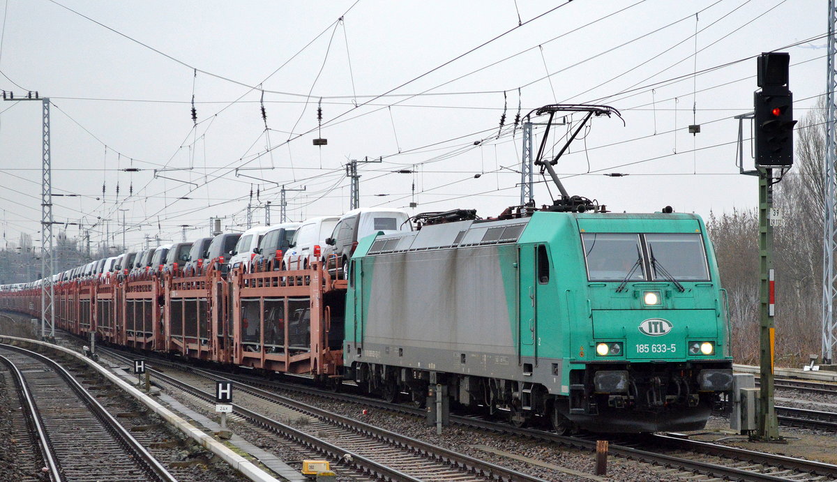 ITL 185 633-5 mit einem PKW-Transportzug mit in Polen gefertigten VW-Nutzfahrzeugen am 06.12.16 Berlin-Grünau.