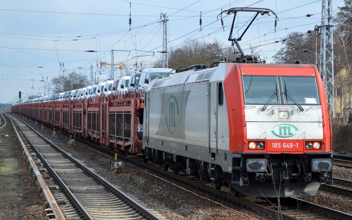 ITL 185 649-1 mit PKW-Transportzug (fabrikneue VW-Nutzfahrzeuge)am 03.03.16 Berlin-Hirschgarten.
