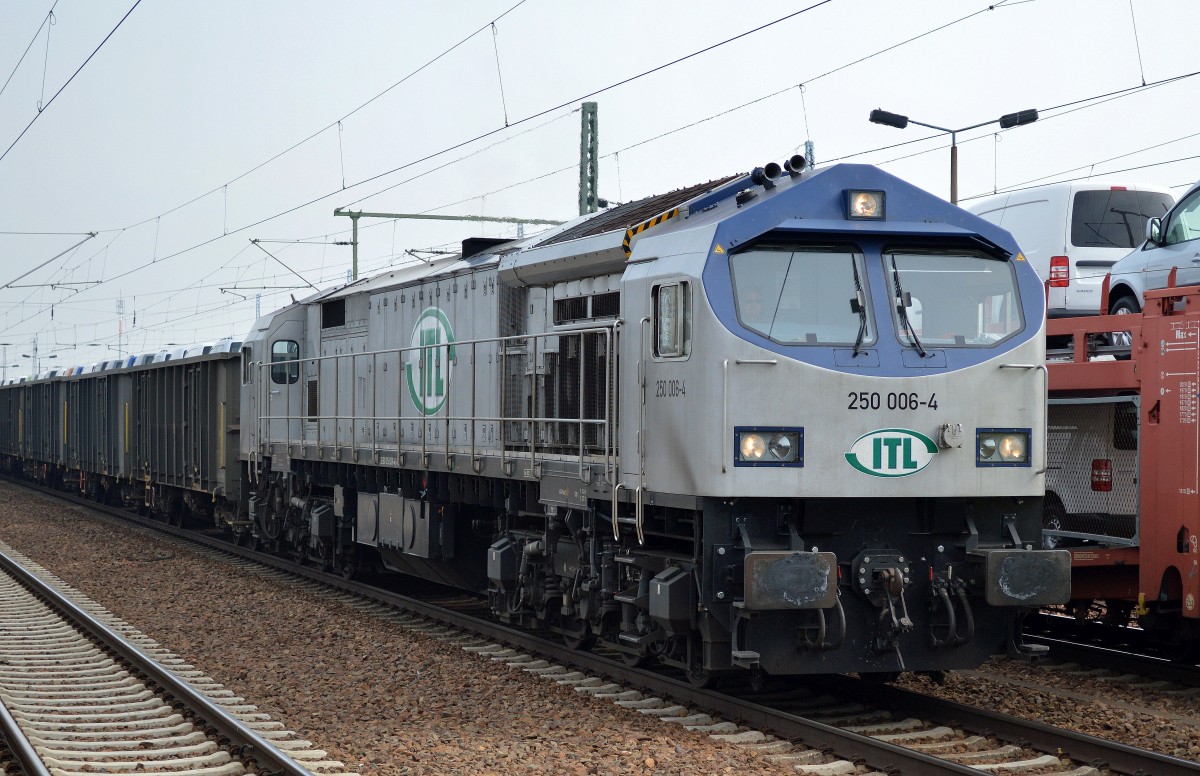 ITL 250 006-4 mit Ganzzug offener Güterwagen am 01.04.14 Bhf. Flughafen Berlin-Schönefeld. 