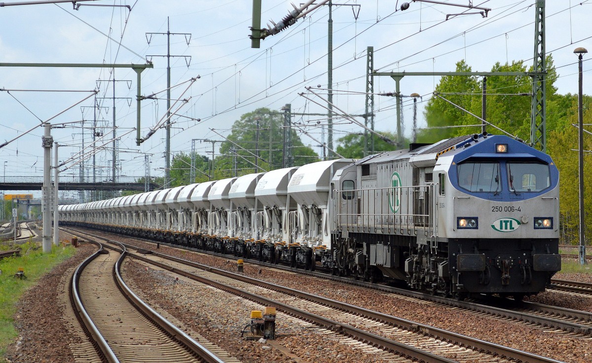 ITL 250 006-4 mit Ganzzug Schüttgutwagen am 08.05.15 Durchfahrt Flughafen Berlin-Schönefeld.