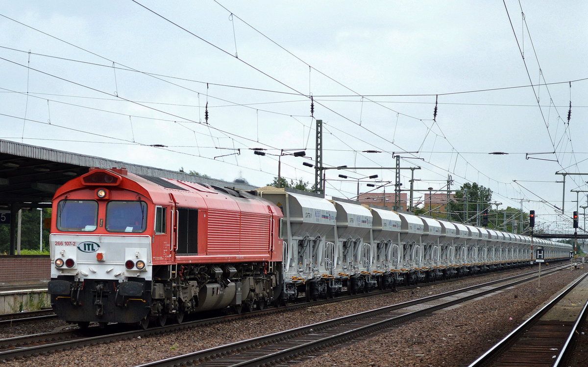 ITL 266 107-2 mit einem Schüttgutwagenzug (Kies) am 06.07.16 Durchfahrt Bf. Flughafen Berlin-Schönefeld. 