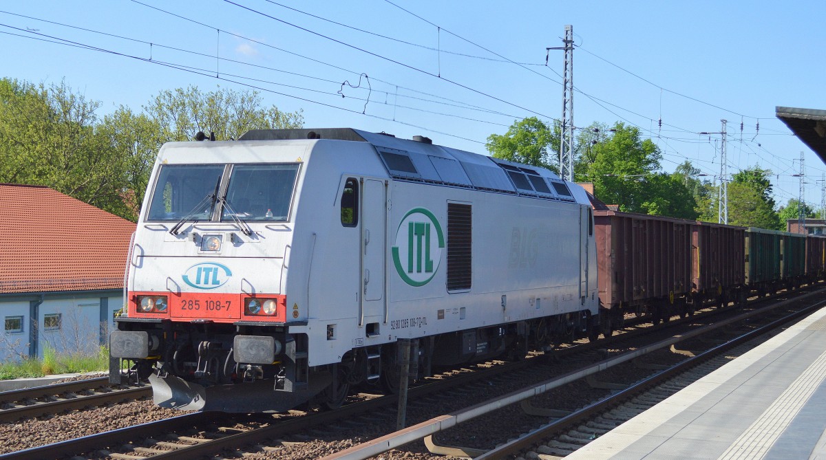 ITL 285 108-7 unterwegs mit einem Ganzzug offener Güterwagen Richtung Schönerlinde zum Baustoffhandel vor Ort über die NEB Heidekrautbahn-Strecke am 13.05.15 Berlin-Karow.