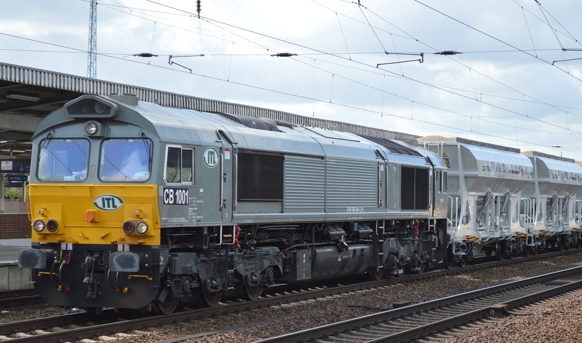 ITL CB 1001 (266 106-4) mit langem Schüttgutwagenzug (Kies)am 18-04-16 Bhf. Flughafen Berlin-Schönefeld. Hatte diese Class 66 längere Zeit nicht mehr gesehen ist anscheinend frisch lackiert oder HU? 