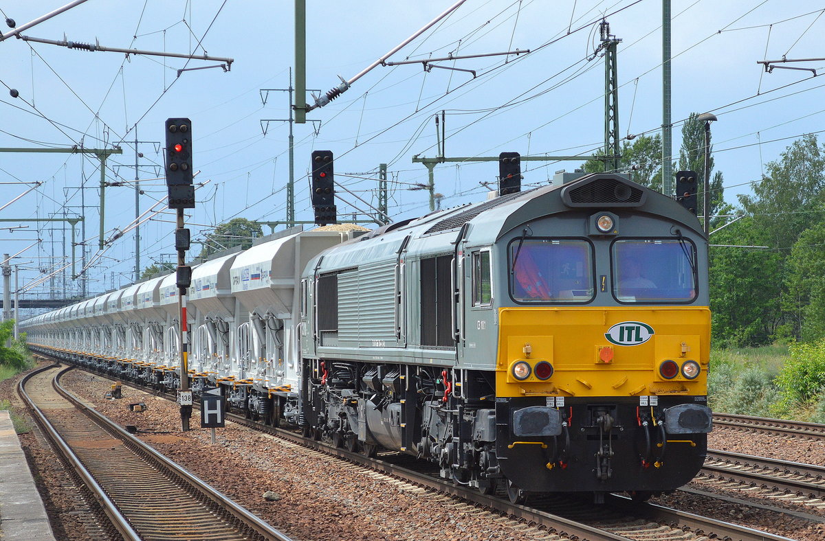 ITL CB 1001 (266 106-4) mit langem Schüttgutwagenzug am 14.06.16 Bf. Flughafen Berlin-Schönefeld.