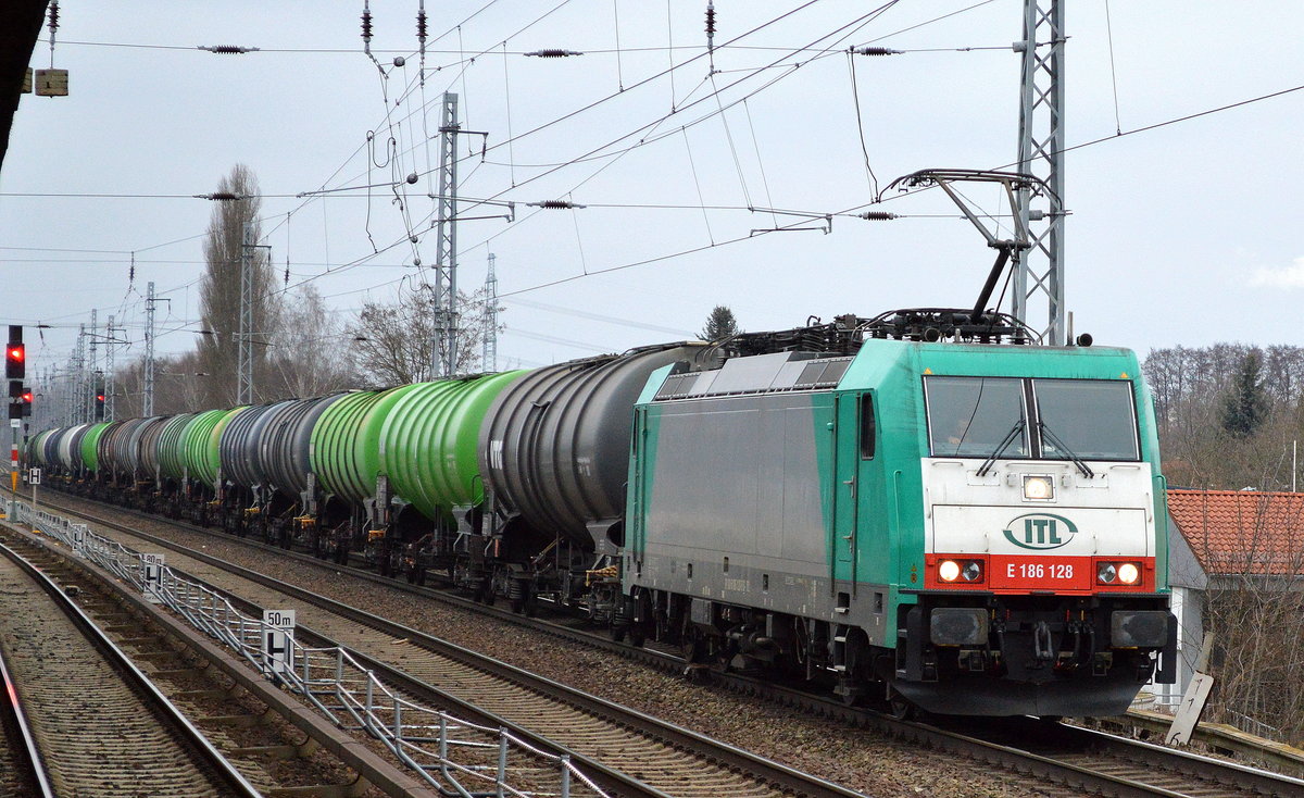 ITL E 186 128-5 mit Kesselwagenzug (Dieselkraftstoff) am 07.02.17 Berlin-Karow.