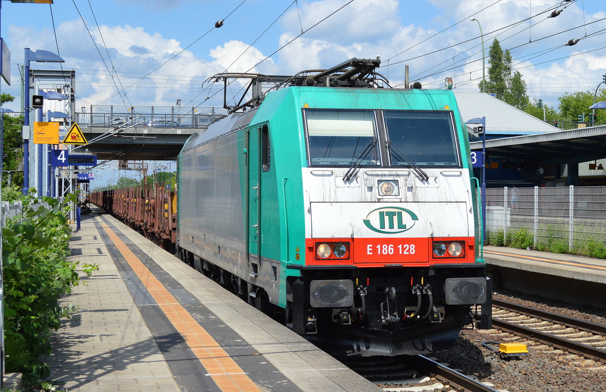 ITL E 186 128 mit einem Güterzug für Langschienentransporte (leer) am 02.06.16 Bf. Berlin-Hohenschönhausen. 
