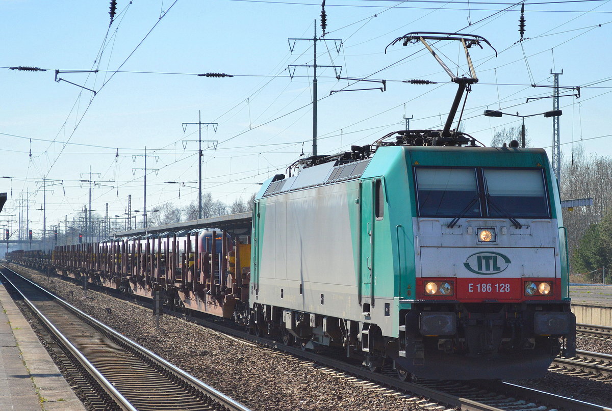 ITL E 186 128 mit den Spezial Drehgestell-Flachwagen (leer) der Fa. Stahlwerke Rösch am 28.03.17 Bf. Flughafen Berlin-Schönefeld.