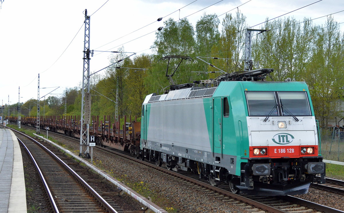 ITL E 186 128 [NVR-Number: 91 80 6186 128-5 D-ITL] mit einem Güterzug (leer) Drehgestell-Flachwagen (Langschienentransport) der Fa. Stahlberg Roensch GmbH am 04.05.16 Mönchmühle bei Berlin.