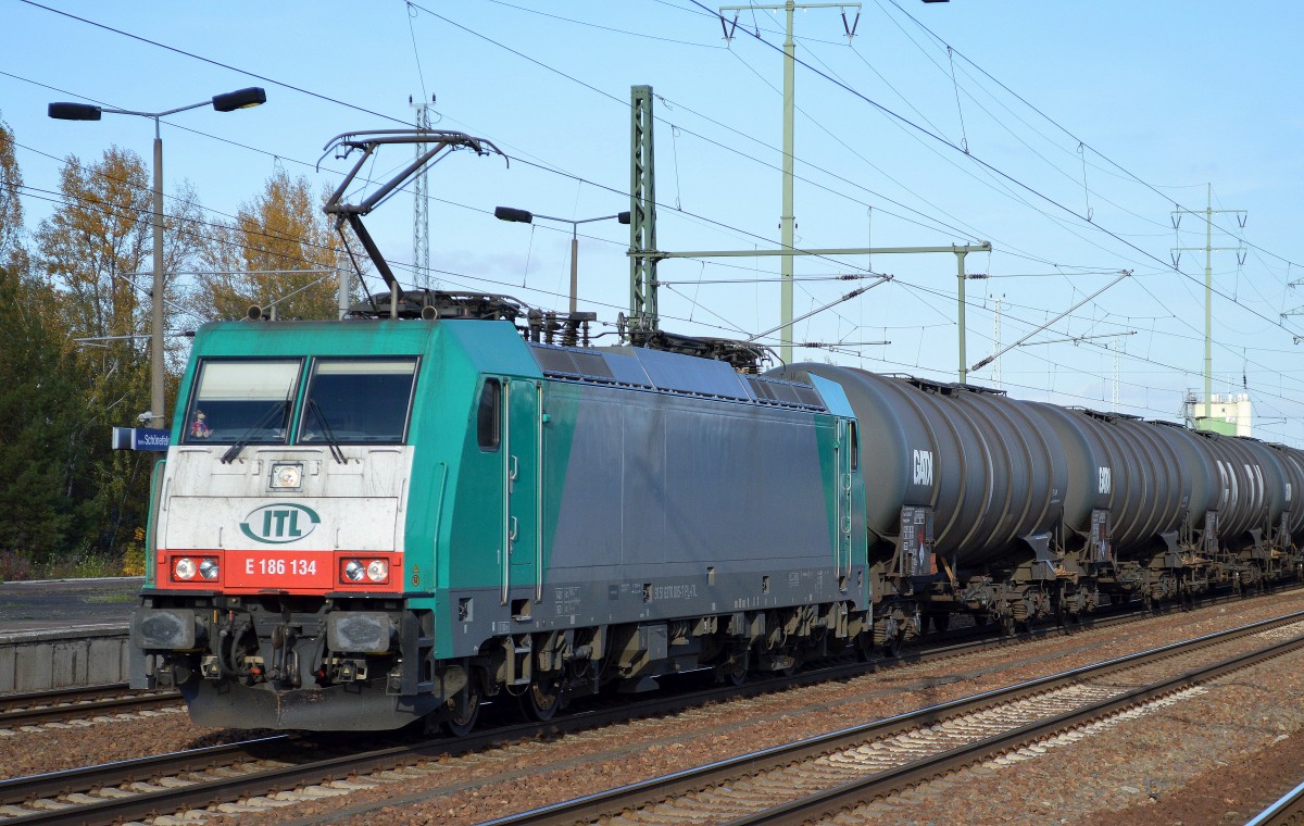ITL E 186 134 ist seit 2014 in Polen registriert unter 91 51 6270 005-7 PL-ITL, hier mit Kesselwagenzug (Transport lt. UN-Nr. 33/1268 = Erd�lprodukte) bei der Durchfahrt Bhf. Flughafen Berlin-Sch�nefeld.