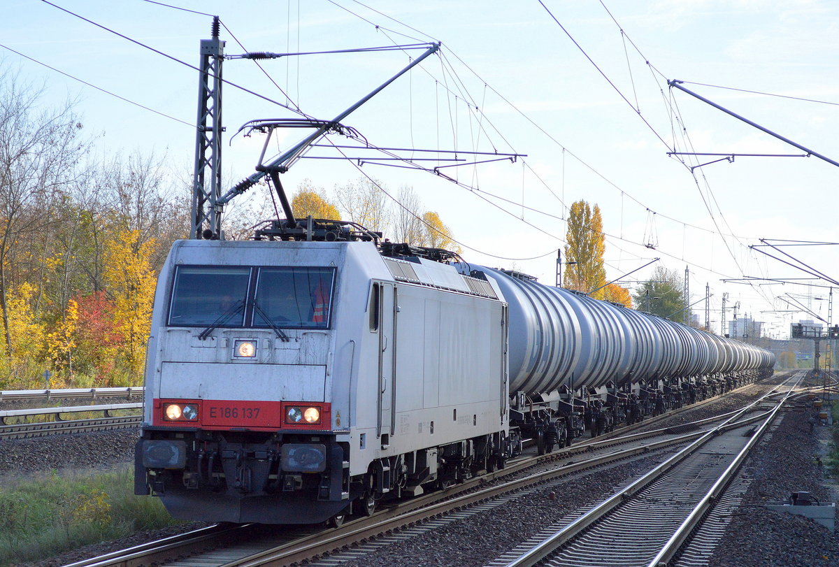 ITL E 186 137 mit einem Kesselwagenzug am 30.10.16 Berlin-Hohenschönhausen.