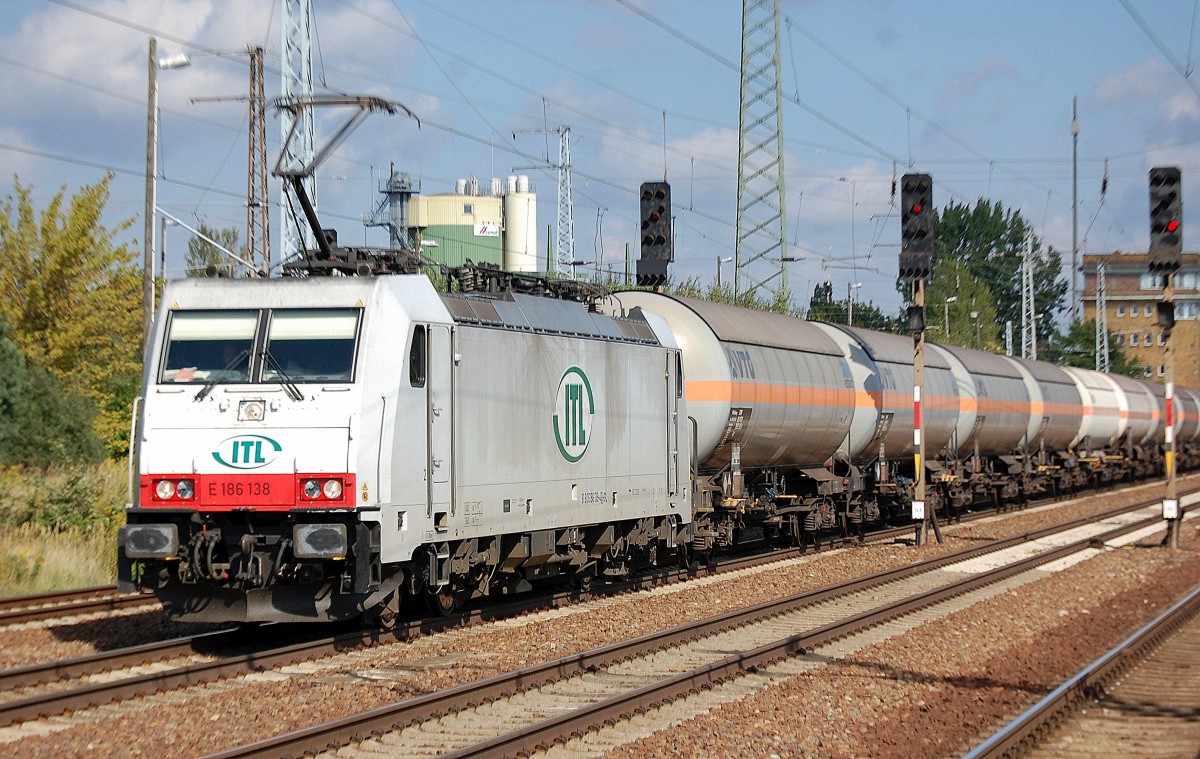 ITL E 186 138 mit Ganzzug Gasdruckkesselwagen f�r Ammoniakbef�llung bei der Durchfahrt im Bhf. Flughafen Berlin-Sch�nefeld, 21.09.13