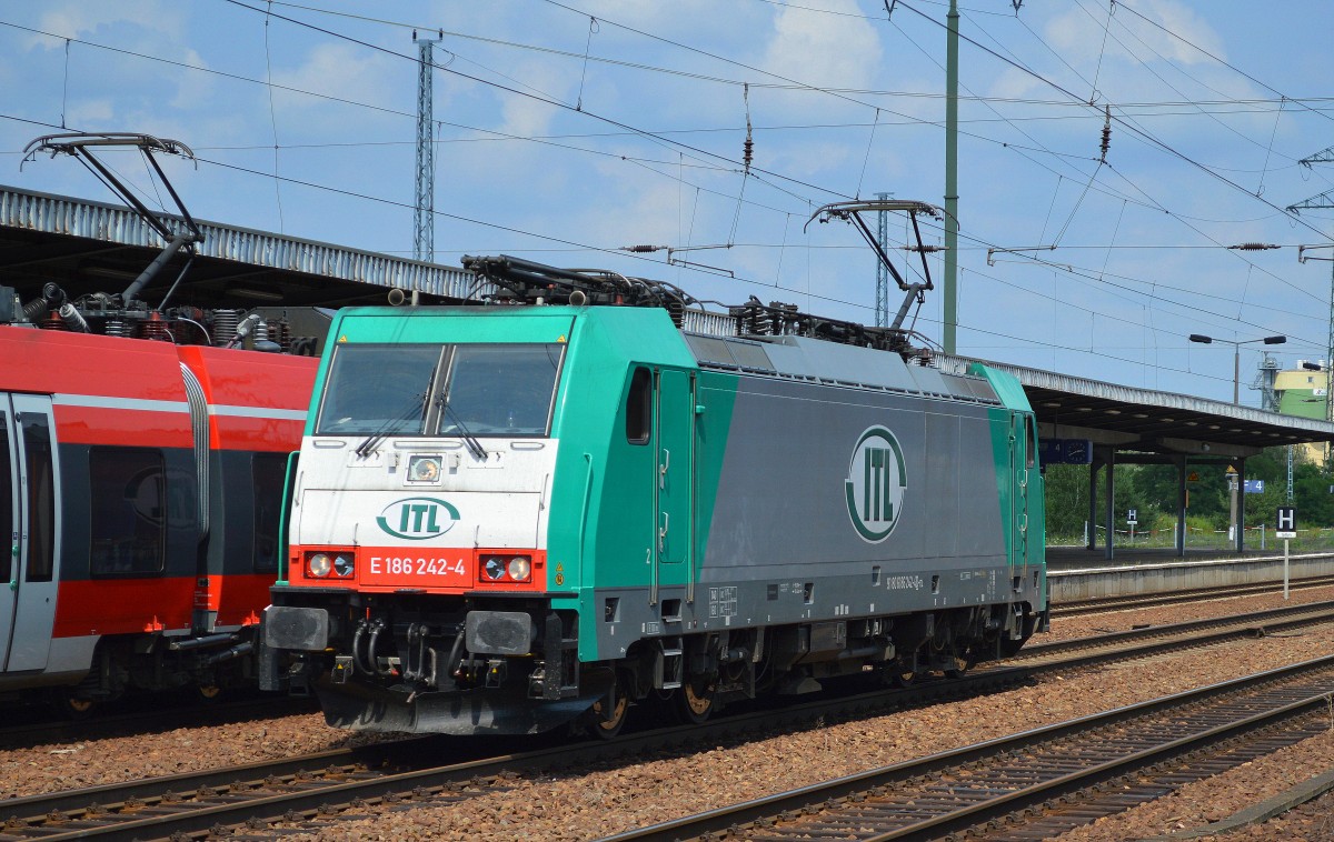 ITL E 186 242-4 bei der Durchfahrt Bhf. Flughafen Berlin-Schönefeld am 16.07.15