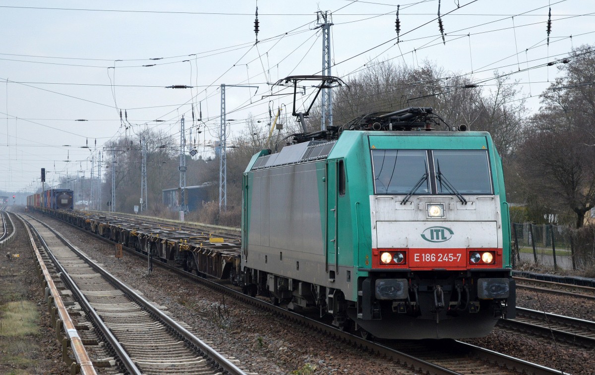 ITL E 186 245-7 mit nur halb vollem Containerzug am 19.06.15 Berlin-Hirschgarten.