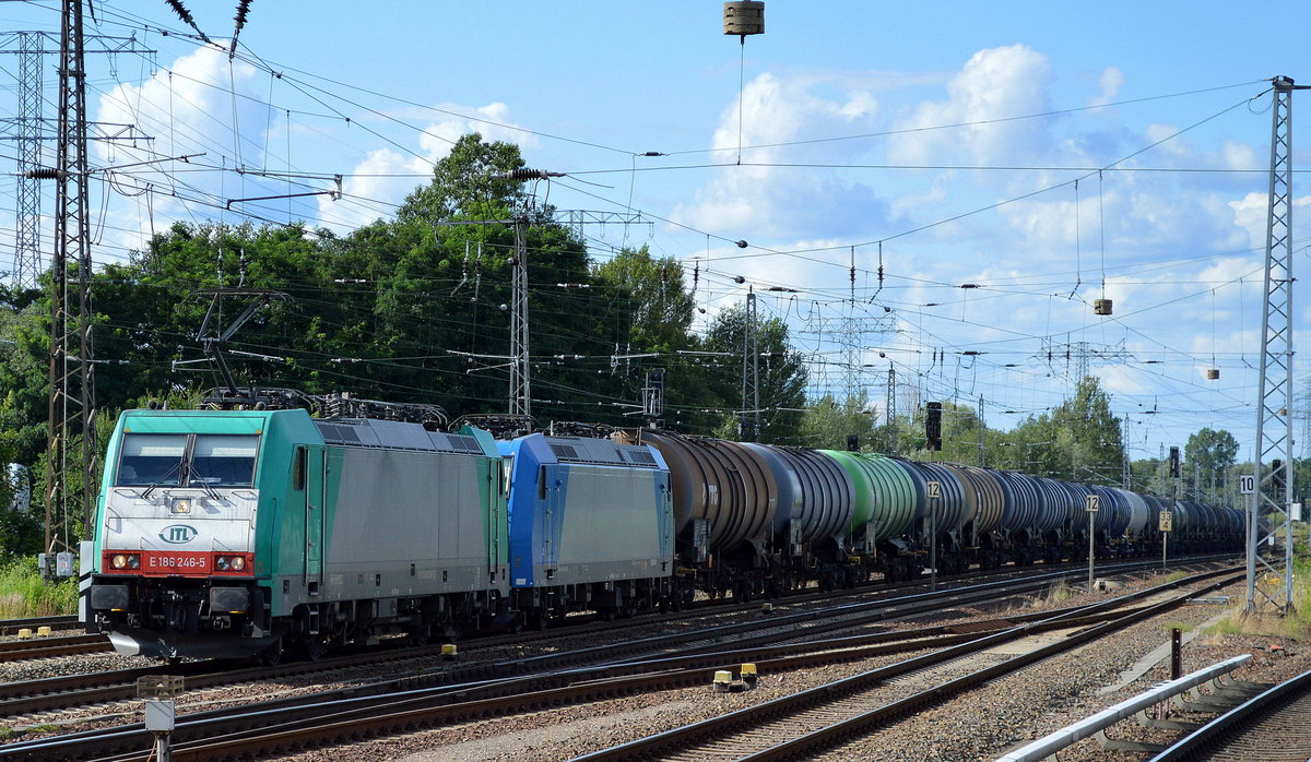 ITL E 186 246-5 mit 185 522-0 und Kesselwagenzug (Dieselkraftstoff) am Haken am 06.08.17 Berlin-Springpfuhl.
