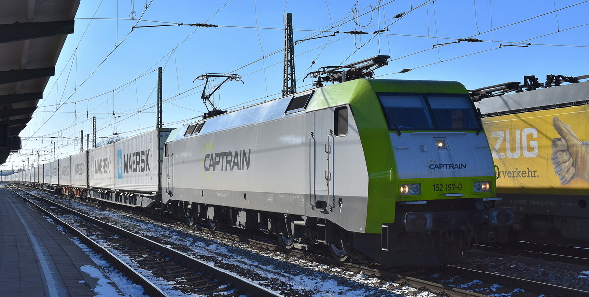 ITL - Eisenbahngesellschaft mbH, Dresden [D] mit ihrer  152 197-0  [NVR-Nummer: 91 80 6152 197-0 D-ITL] und einem gemischten Container- u. Traktoren Transportzug am 18.02.25 Höhe Bahnhof Magdeburg-Neustadt.