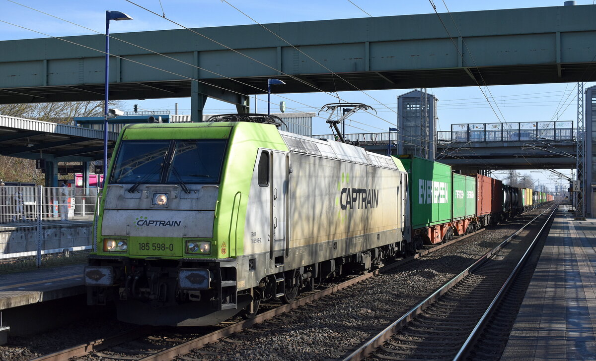 ITL - Eisenbahngesellschaft mbH, Dresden [D] mit der geleasten Akiem Lok  185 598-0  [NVR-Nummer: 91 80 6185 598-0 D-ITL] und einem Containerzug am 07.03.25 Durchfahrt Bahnhof Berlin Hohenschönhausen.