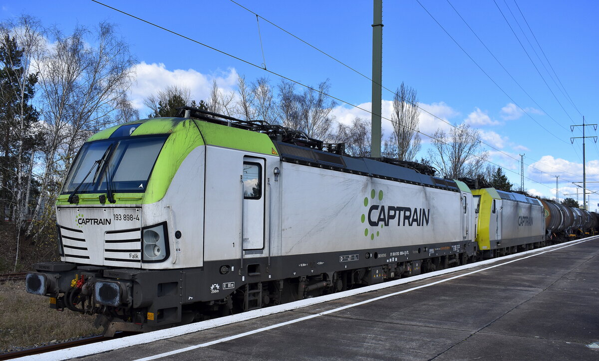 ITL - Eisenbahngesellschaft mbH, Dresden [D] mit ihrer  193 898-4 , Name:  Falk  (NVR:  91 80 6 193 898-4 D-ITL ) mit   185 542-8  [NVR-Nummer: 91 80 6185 542-8 D-ITL] und Kesselwagenzug (für UN-Nr.: 99/3257 =  Erwärmter, flüssiger Stoff, N.A.G., bei oder über 100 °C und bei Stoffen mit einem Schmelzpunkt unter seinem Flammpunkt (einschließlich geschmolzenes Metall, geschmolzenes Salz usw. ) am Haken pausierend am 17.03.25 Bahnhof Schönefeld b. Berlin. 
