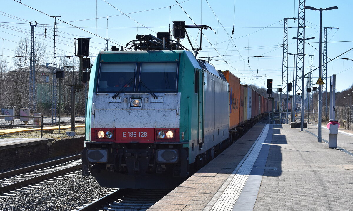 ITL - Eisenbahngesellschaft mbH, Dresden [D] mit der dauergeleasten Alpha Trains Lok  E 186 128  [NVR-Nummer: 91 80 6186 128-5 D-ITL] und einem Containerzug am 18.03.25 Durchfahrt Bahnhof Michendorf.