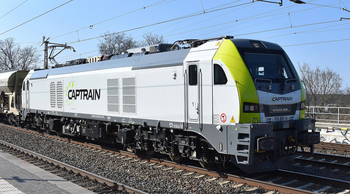ITL - Eisenbahngesellschaft mbH, Dresden [D] mit ihrer Eurodual Lok 159 105-6  [NVR-Nummer: 90 80 2159 105-6 D-ITL] und einem Schüttgutwagenzug mit Sand/Kies am 02.04.25 Höhe Bahnhof Saarmund.