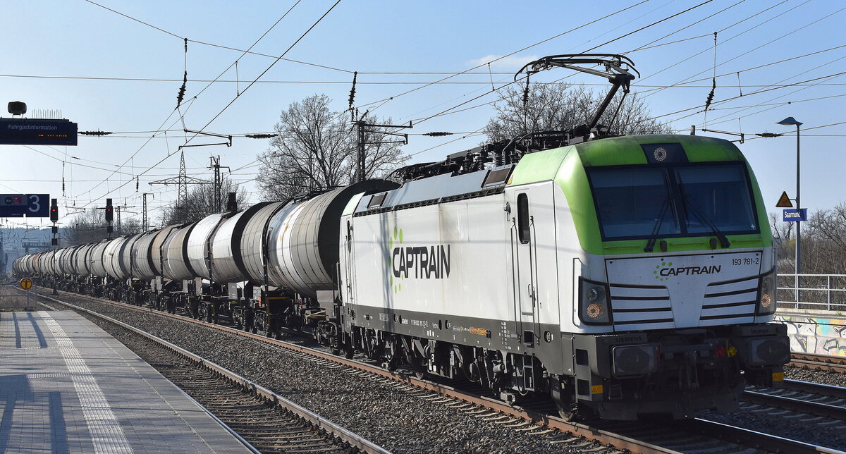 ITL - Eisenbahngesellschaft mbH, Dresden [D] mit ihrer  193 781-2  [NVR-Nummer: 91 80 6193 781-2 D-ITL] und einem Kesselwagenzug am 02.04.25 Höhe Bahnhof Saarmund.