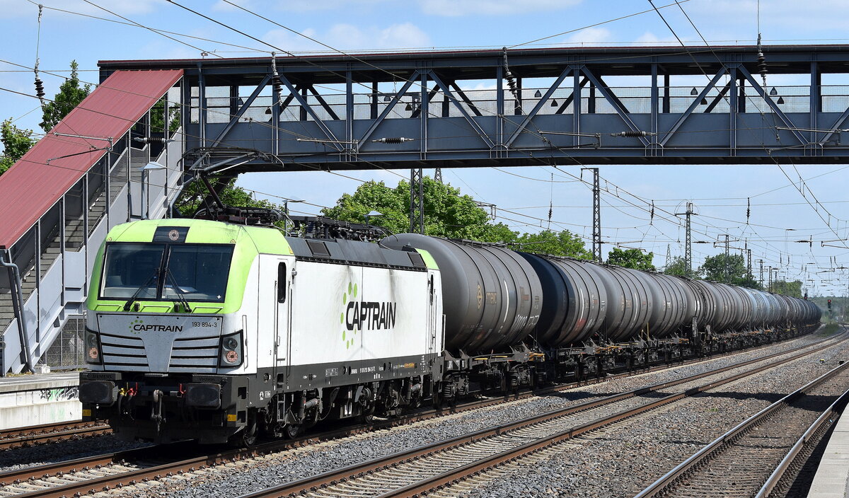 ITL - Eisenbahngesellschaft mbH, Dresden [D] mit ihrer  193 894-3  [NVR-Nummer: 91 80 6193 894-3 D-ITL] und einem Kesselwagenzug am 12.05.25 Höhe Bahnhof Saarmund.