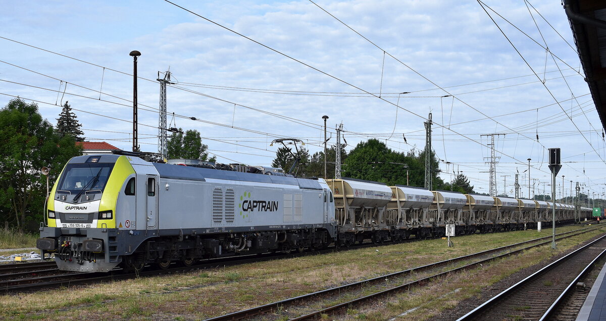 ITL - Eisenbahngesellschaft mbH, Dresden [D] mit ihrer Eurodual Lok  159 105-6  [NVR-Nummer: 90 80 2159 105-6 D-ITL] und einem Ganzzug Schüttgutwagen am 27.05.25 Höhe Bahnhof Stendal Hbf.
