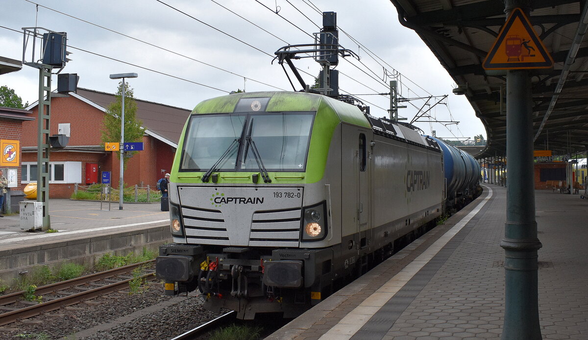 ITL - Eisenbahngesellschaft mbH, Dresden [D] mit ihrer  193 782-0  [NVR-Nummer: 91 80 6193 782-0 D-ITL] und einem Kesselwagenzug Durchfahrt Bahnhof Hamburg-Harburg am 27.05.25