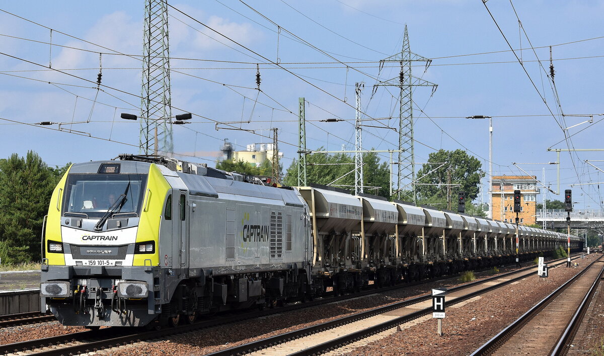 ITL - Eisenbahngesellschaft mbH, Dresden [D] mit ihrer Eurodual lok   159 101-5  [NVR-Nummer: 90 80 2159 101-5 D-ITL] und einem Baustoff-Schüttgutwagenzug (leer) am 18.06.25 Höhe Bahnhof Schönefeld b. Berlin.