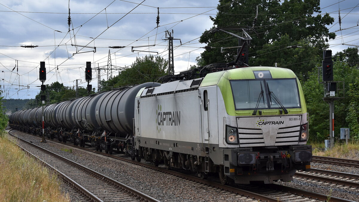 ITL - Eisenbahngesellschaft mbH, Dresden [D] mit ihrer  193 891-9  [NVR-Nummer: 91 80 6 193 891-9 D-ITL] und einem Kesselwagenzug am 09.07.25 Höhe Bahnhof Saarmund.