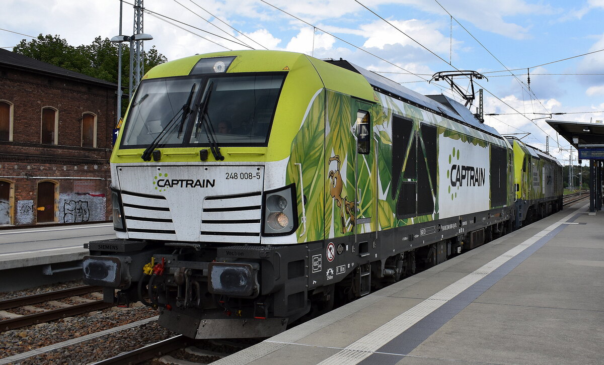 ITL - Eisenbahngesellschaft mbH, Dresden [D] mit ihrer Vectron Dual Lok  248 008-5  [NVR-Nummer: 90 80 2248 008-5 D-ITL] und der Eurodual Lok  159 102-3  [NVR-Nummer: 90 80 2159 102-3 D-ITL] am Haken am 30.07.25 Durchfahrt Bahnhof Ruhland.