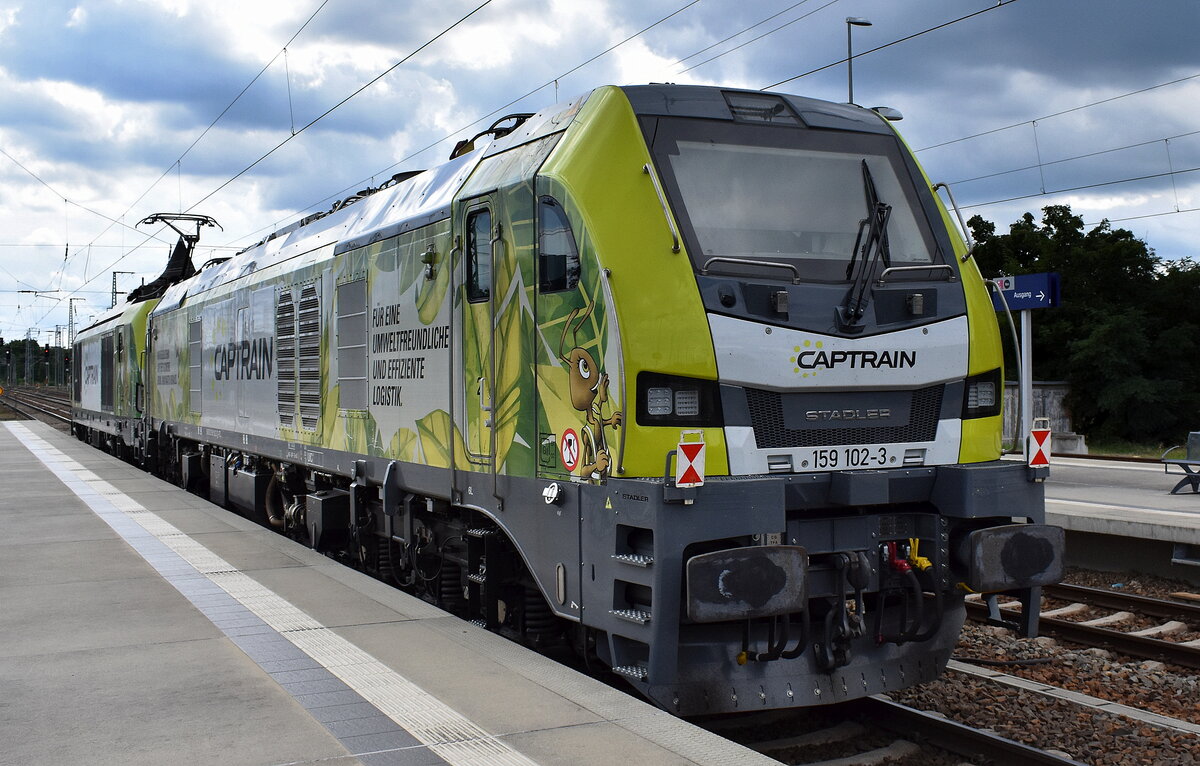 ITL - Eisenbahngesellschaft mbH, Dresden [D] mit ihrer Eurodual Lok  159 102-3  [NVR-Nummer: 90 80 2159 102-3 D-ITL] am Haken von  248 008-5  [NVR-Nummer: 90 80 2248 008-5 D-ITL] am 30.07.25 Durchfahrt Bahnhof Ruhland.