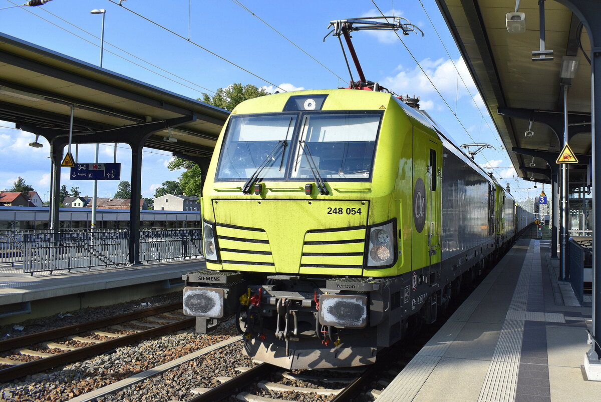 ITL - Eisenbahngesellschaft mbH, Dresden [D] mit der geleasten Alpha Trains Vectron Dual Lok  248 054-9  [NVR-Nummer: 90 80 2248 054-9 D-ITL] + einer zweiten  (nicht erkannt) in Doppeltraktion mit einem Ganzug offener Hochbordwagen mit staubiger Befüllung (Baustoff?) am 30.07.25 Durchfahrt Bahnhof Ruhland.