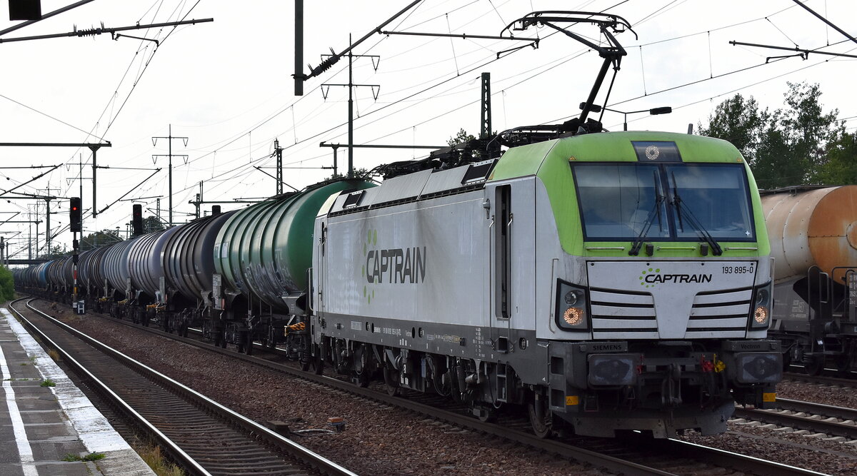 ITL - Eisenbahngesellschaft mbH, Dresden [D]  mit ihrer  193 895-0  [NVR-Nummer: 91 80 6193 895-0 D-ITL] und einem Kesselwagenzug (für Benzin) am 27.08.25 Höhe Bahnhof Schönefeld b. Berlin.