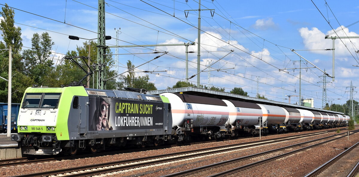 ITL - Eisenbahngesellschaft mbH, Dresden [D] mit ihrer  185 548-6  [NVR-Nummer: 91 80 6185 548-5 D-ITL] und einem Ganzzug Druckgaskesselwagen (für Propen) beim Kurzhalt zum Personalwechsel im Bahnhof Schönefeld b. Berlin 01.09.25