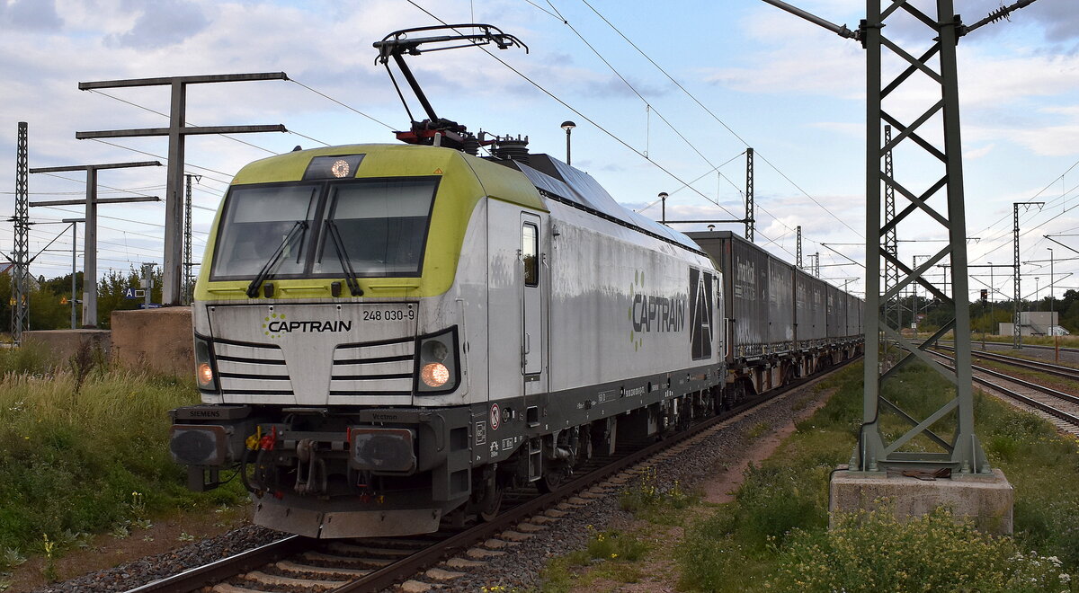 ITL - Eisenbahngesellschaft mbH, Dresden [D] mit ihrer Vectron Dual Lok  248 030-9  [NVR-Nummer: 90 80 2248 030-9 D-ITL] und einem KLV-Zug am 17.09.25 Durchfahrt Bahnhof Lutherstadt Wittenberg.