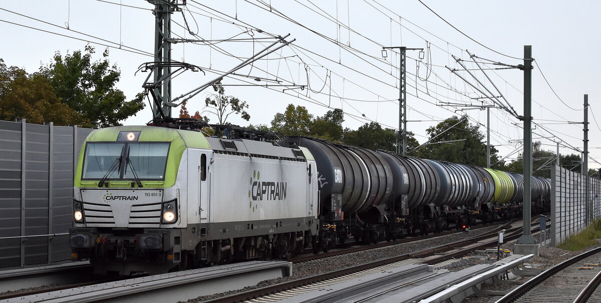 ITL - Eisenbahngesellschaft mbH, Dresden [D] mit ihrer Vectron  193 891-9  [NVR-Nummer: 91 80 6193 891-9 D-ITL] und einem Kesselwagenzug (leer) Richtung Stendell am 22.09.25 Höhe Bahnhof Berlin Karow.