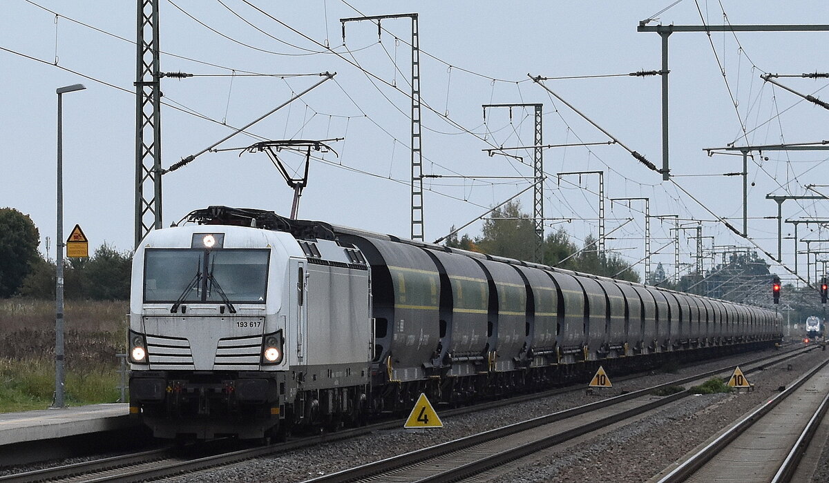 ITL - Eisenbahngesellschaft mbH, Dresden [D] mit ihrer immer noch weißen Vectron  193 617  [NVR-Nummer: 91 80 6193 617-8 D-ITL] und einem Getreidezug am 01.10.25 Höhe Bahnhof Rodleben.
