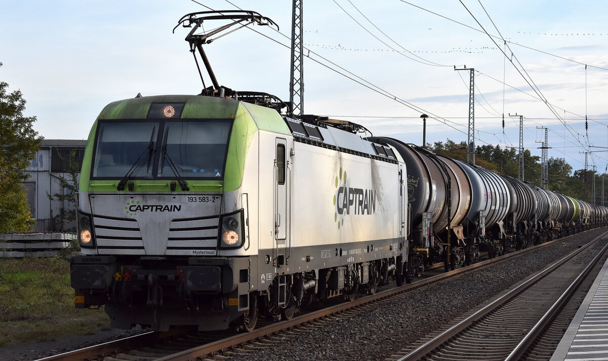 ITL - Eisenbahngesellschaft mbH, Dresden [D] mit ihrer  193 583-2  [NVR-Nummer: 91 80 6193 583-2 D-ITL] und einem Kesselwagenzug (leer) am 20.10.25 Durchfahrt Bahnhof Elsterwerda.
