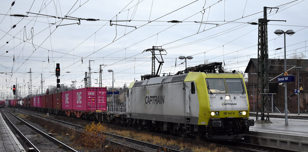 ITL - Eisenbahngesellschaft mbH, Dresden [D] mit ihrer  185 541-0  [NVR-Nummer: 91 80 6185 541-0 D-ITL] und einem Containerzug am 09.12.25 Durchfahrt Bahnhof Stendal Hbf.