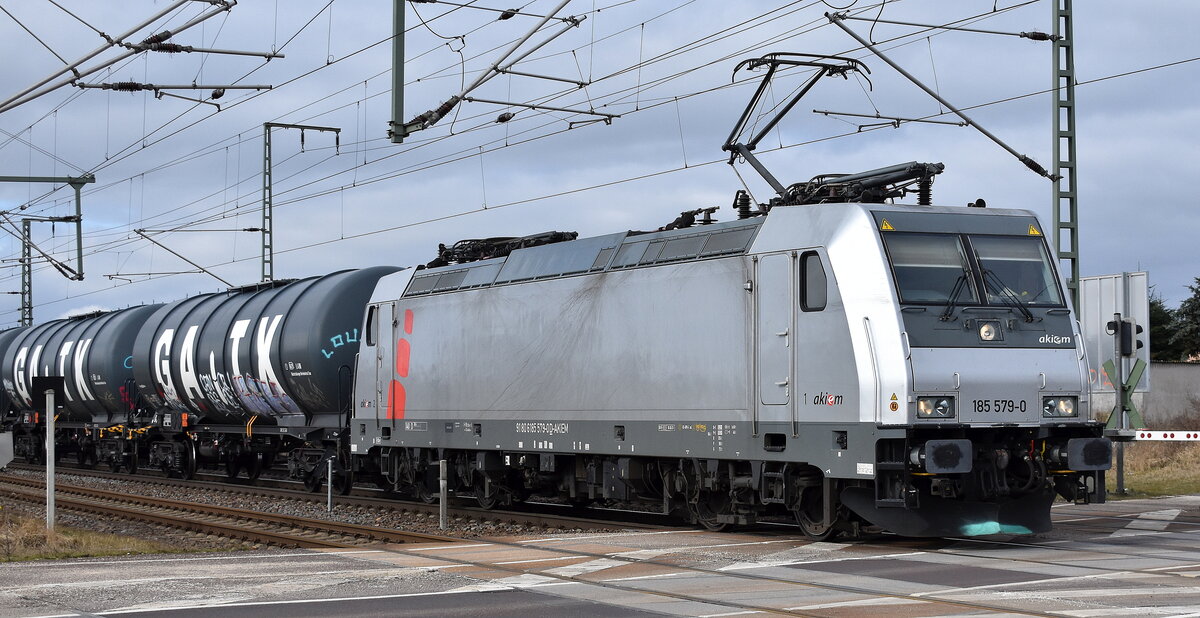 ITL - Eisenbahngesellschaft mbH, Dresden [D] mit der geleasten Akiem Lok  185 579-0  [NVR-Nummer: 91 80 6185 579-0 D-AKIEM] und einem Kesselwagenzug am 24.02.26 Höhe Bahnübergang Rodleben.
