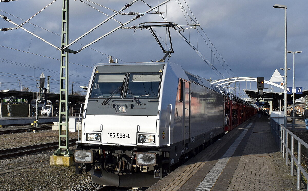 ITL - Eisenbahngesellschaft mbH, Dresden [D] mit der geleasten Akiem Lok  185 598-0  [NVR-Nummer: 91 80 6185 598-0 D-ITL] und einem PKW-Transportzug am 24.02.26 Durchfahrt Bahnhof Dessau Hbf.