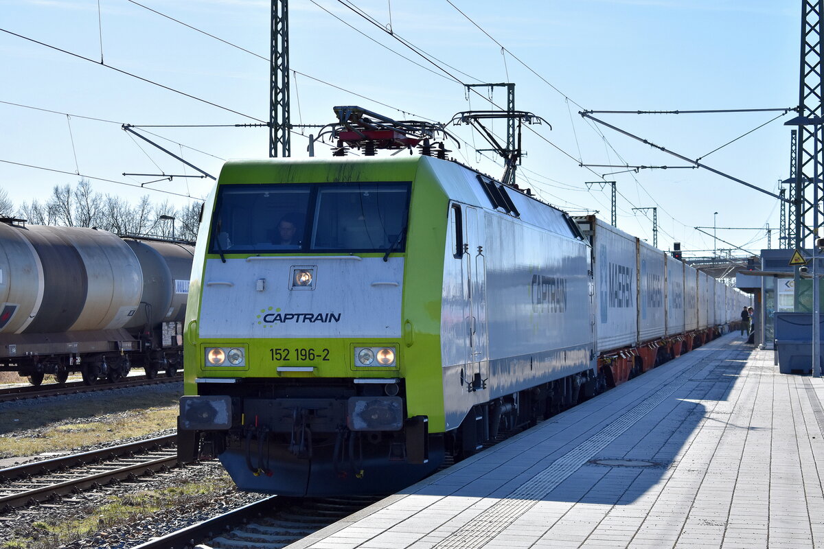 ITL - Eisenbahngesellschaft mbH, Dresden [D] mit ihrer  152 196-2  [NVR-Nummer: 91 80 6152 196-2 D-ITL] und einem Ganzzug Kühlthermo-Container am 02.03.26 Durchfahrt Bahnhof Lutherstadt Wittenberg Hbf.