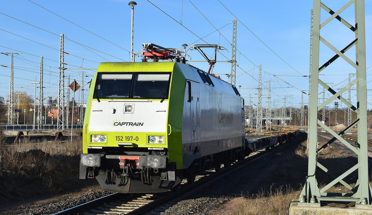 ITL - Eisenbahngesellschaft mbH, Dresden [D] mit ihrer  152 197-0  [NVR-Nummer: 91 80 6152 197-0 D-ITL] und schwach ausgelasteten Containerzug am 02.03.26 Durchfahrt Bahnhof Lutherstadt Wittenberg Hbf.