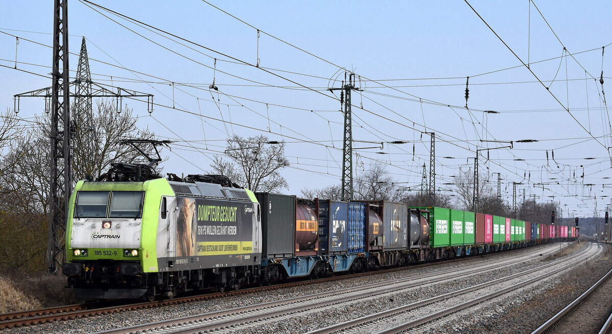 ITL - Eisenbahngesellschaft mbH, Dresden [D] mit ihrer  185 532-9  [NVR-Nummer: 91 80 6185 532-9 D-ITL] und einem Containerzug am 09.03.26 Höhe Bahnhof Saarmund.