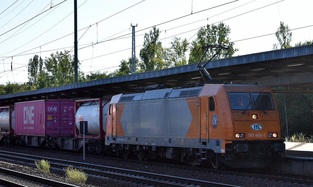 ITL Eisenbahngesellschaft mbH, Dresden [D] mit der geleasten ATLU Lok  185 606-1  [NVR-Nummer: 91 80 6185 606-1 D-ATLU] und einem Containerzug Richtung Frankfurt/Oder am 19.08.25 Durchfahrt Bahnhof Schönefeld. b. Berlin.

