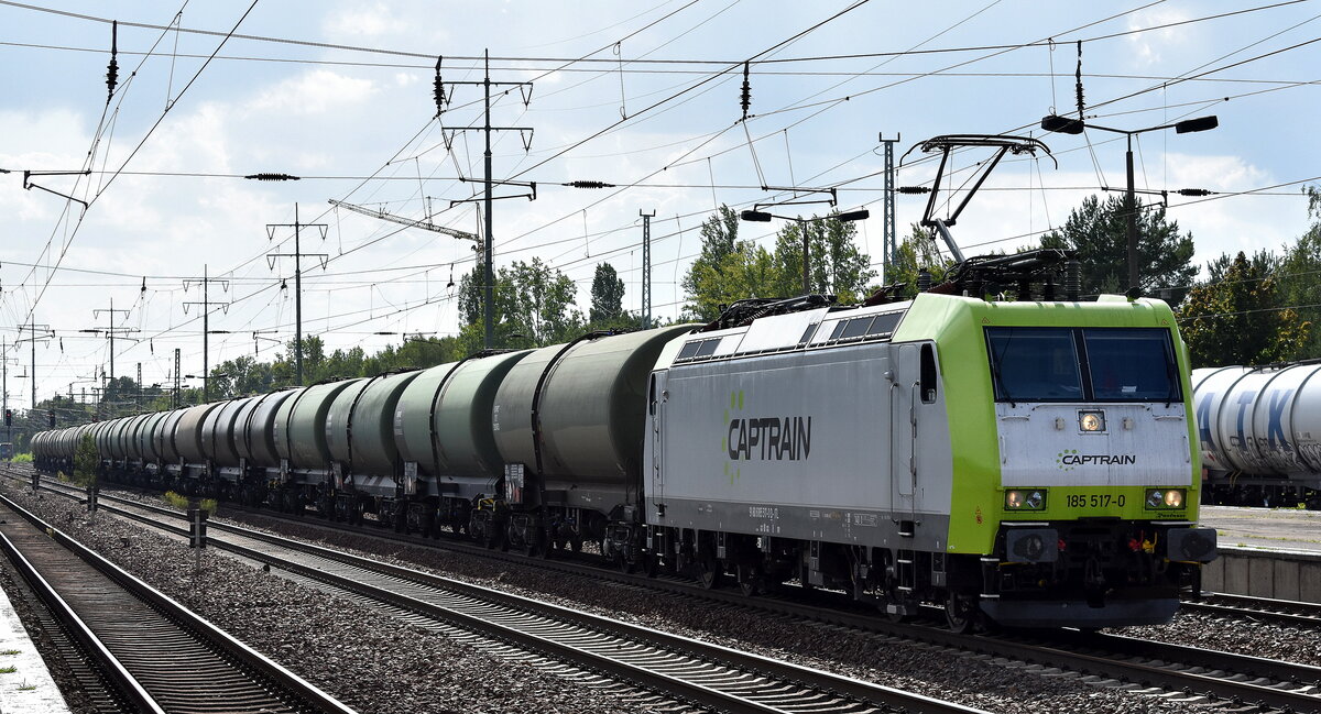 ITL Eisenbahngesellschaft mbH, Dresden [D] mit ihrer  185 517-0  [NVR-Nummer: 91 80 6185 517-0 D-ITL] und einem französischen Militärkesselwagenzug (für Düsenkraftstoff/Kerosin) am 20.08.25 Höhe Bahnhof Schönefeld. b. Berlin.)
